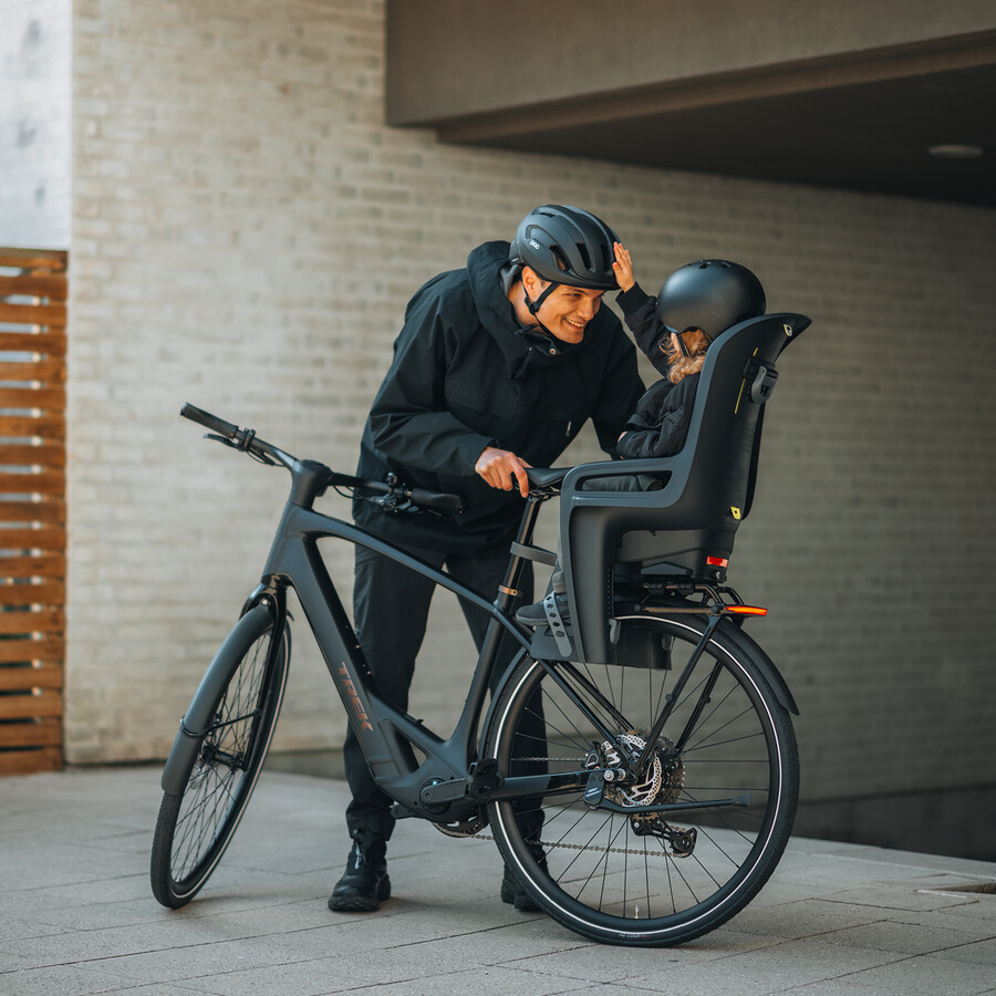 seggiolino per bicicletta inclinabile e montato sul portapacchi grigio chiaro