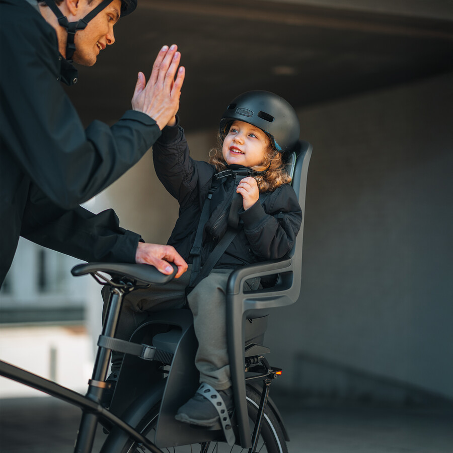 seggiolino per bicicletta inclinabile e montato sul portapacchi grigio chiaro