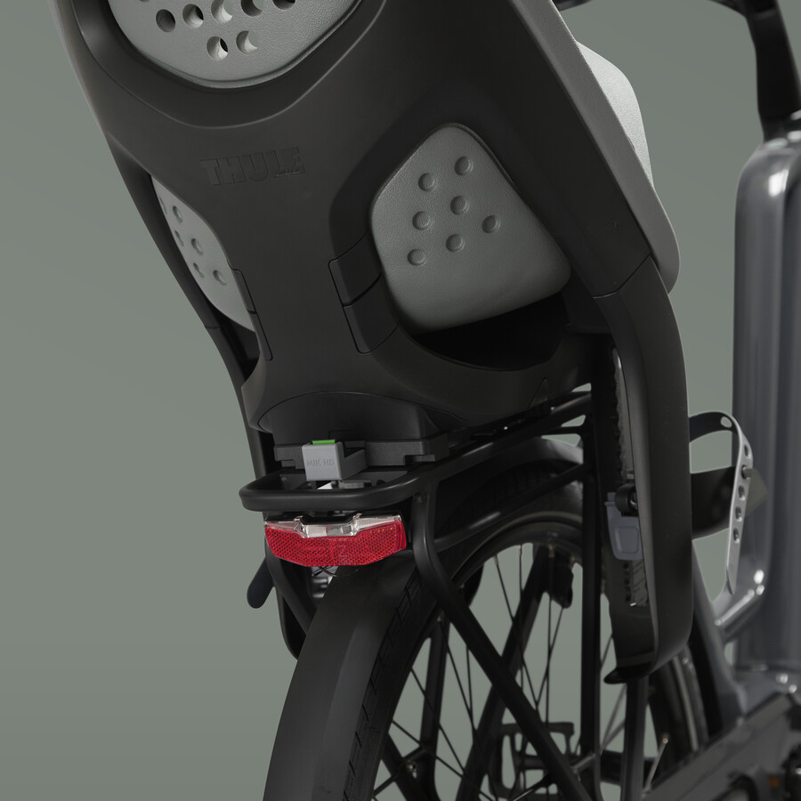 seggiolino per bicicletta thule yepp 2 mik hd per bambini montato sul portapacchi nero notte