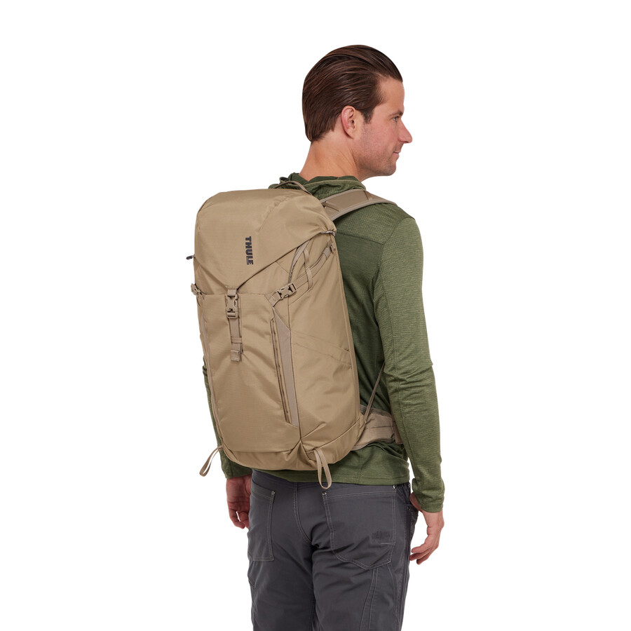 zaino da 25 litri con copertura antipioggia color cachi sbiadito