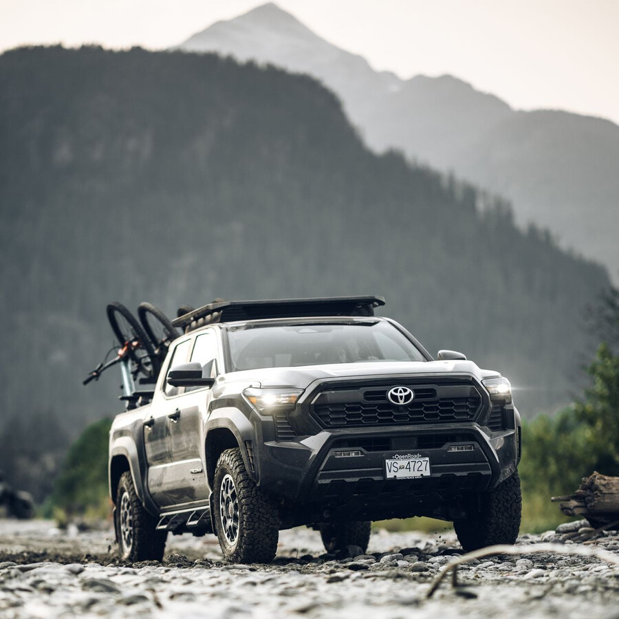 supporto per binario per piattaforma da tetto thule caprock. adatto per toyota tacoma crew cab pickup 2024-